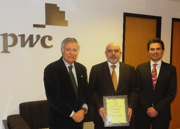 Rear Adm. Carlos Rodolfo, PRT (Ret.) (l), chapter president, presents Jose Pereira Alves (c), PricewaterhouseCoopers (PwC) Territory senior partner in Portugal, with a corporate membership certificate in the presence of Miguel Marques, PwC partner.